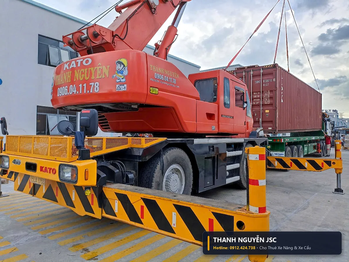 Cabin điều khiển xe cẩu 25 tấn Kato trang bị màn hình hiển thị tải trọng an toàn và thợ lái chứng chỉ chuyên nghiệp