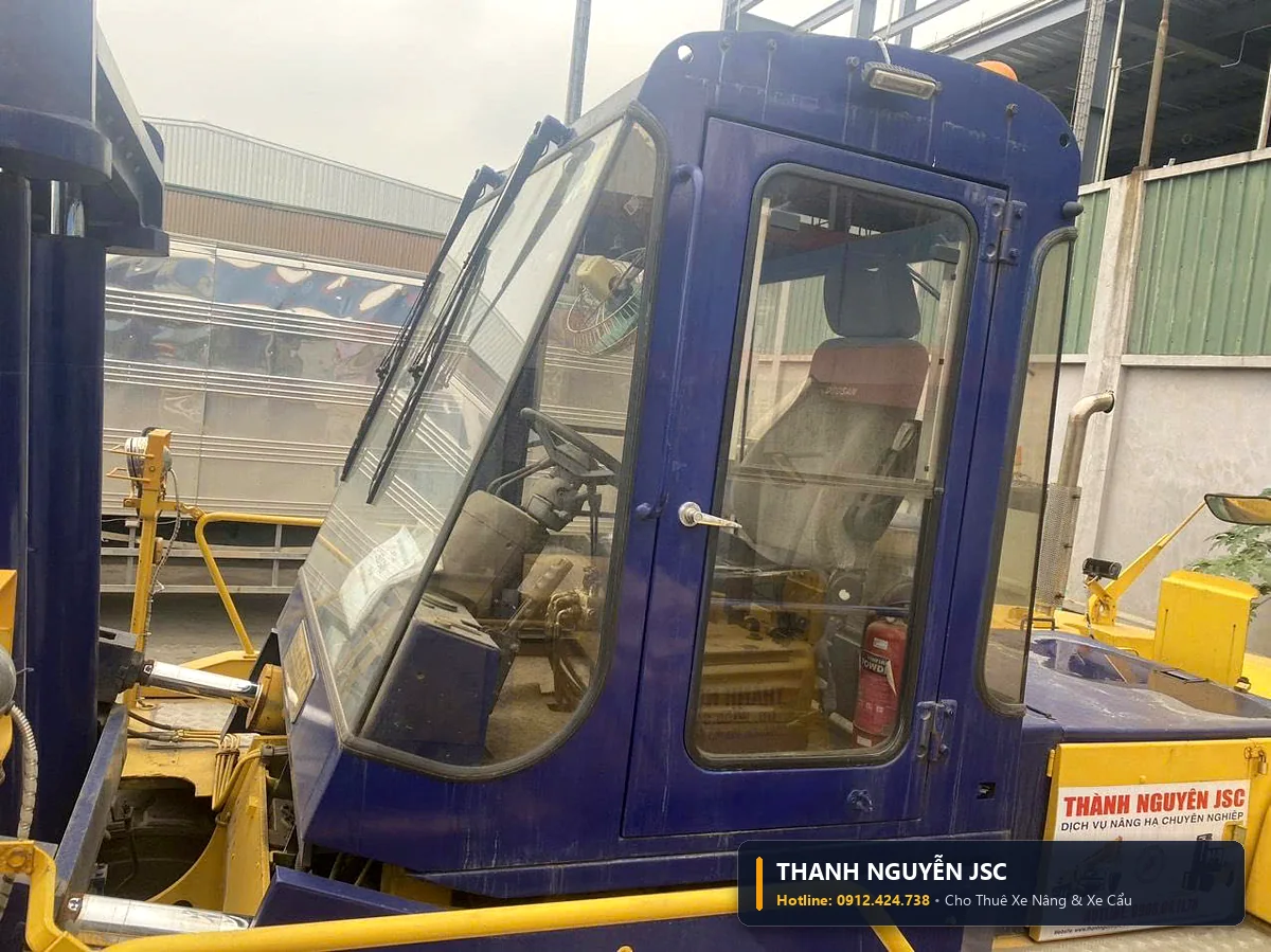 Cabin xe nâng 25 tấn gắn logo thương hiệu THÀNH HUY HOÀNG tại Thái Bình và hotline 0912.424.738 điều xe 24/7
