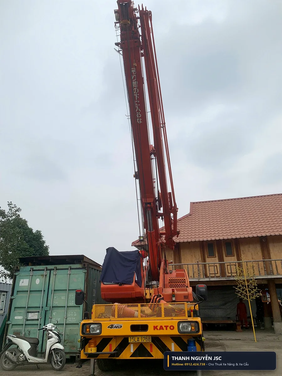 Cần cẩu telescopic xe cẩu 25 tấn Kato vươn cao thi công xây lắp dự án công nghiệp tại KCN