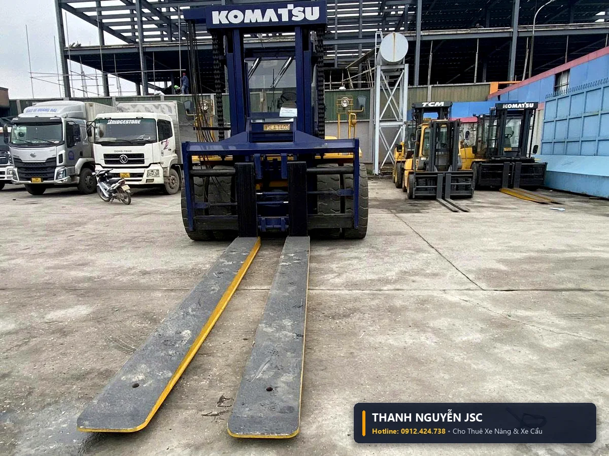 Đội xe nâng hàng siêu trường siêu trọng 25 tấn sẵn sàng tại bãi đỗ xe THÀNH HUY HOÀNG tại Thái Bình