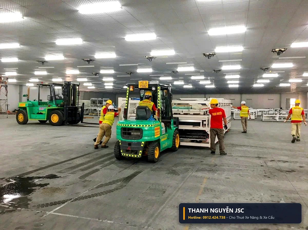 Quang cảnh sôi động dàn xe nâng THÀNH HUY HOÀNG tại Thái Bình thi công trong xưởng công nghiệp trần cao đèn led