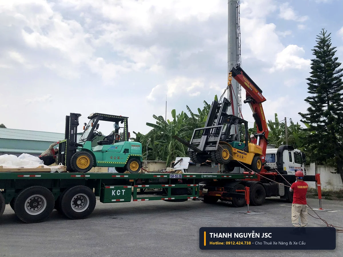 Kỹ thuật viên THÀNH HUY HOÀNG tại Thái Bình điều khiển cần cẩu tự hành Palfinger trang bị đầy đủ bảo hộ lao động