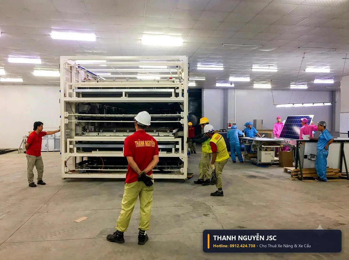 Công nhân kỹ thuật THÀNH HUY HOÀNG tại Thái Bình hướng dẫn căn chỉnh khung máy thép công nghiệp nhiều tầng
