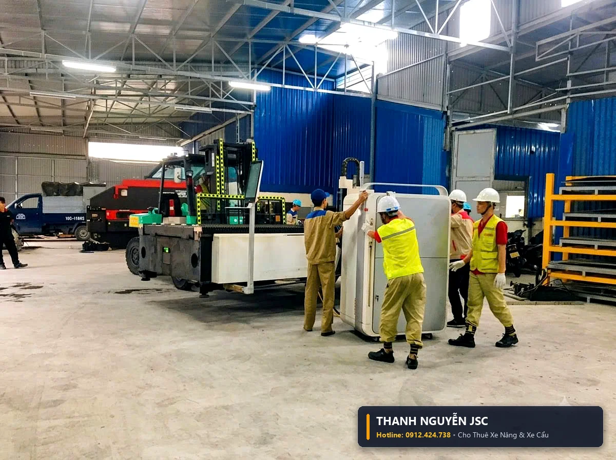Công nhân THÀNH HUY HOÀNG tại Thái Bình sử dụng con lăn rùa cơ khí và kích thủy lực kết hợp xe nâng di chuyển máy vào góc xưởng