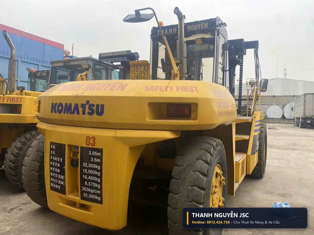 Chi tiết đuôi xe và đối trọng đúc xe nâng Komatsu FD250 tổng trọng lượng bản thân 32300kg tại bãi xe THÀNH HUY HOÀNG tại Thái Bình