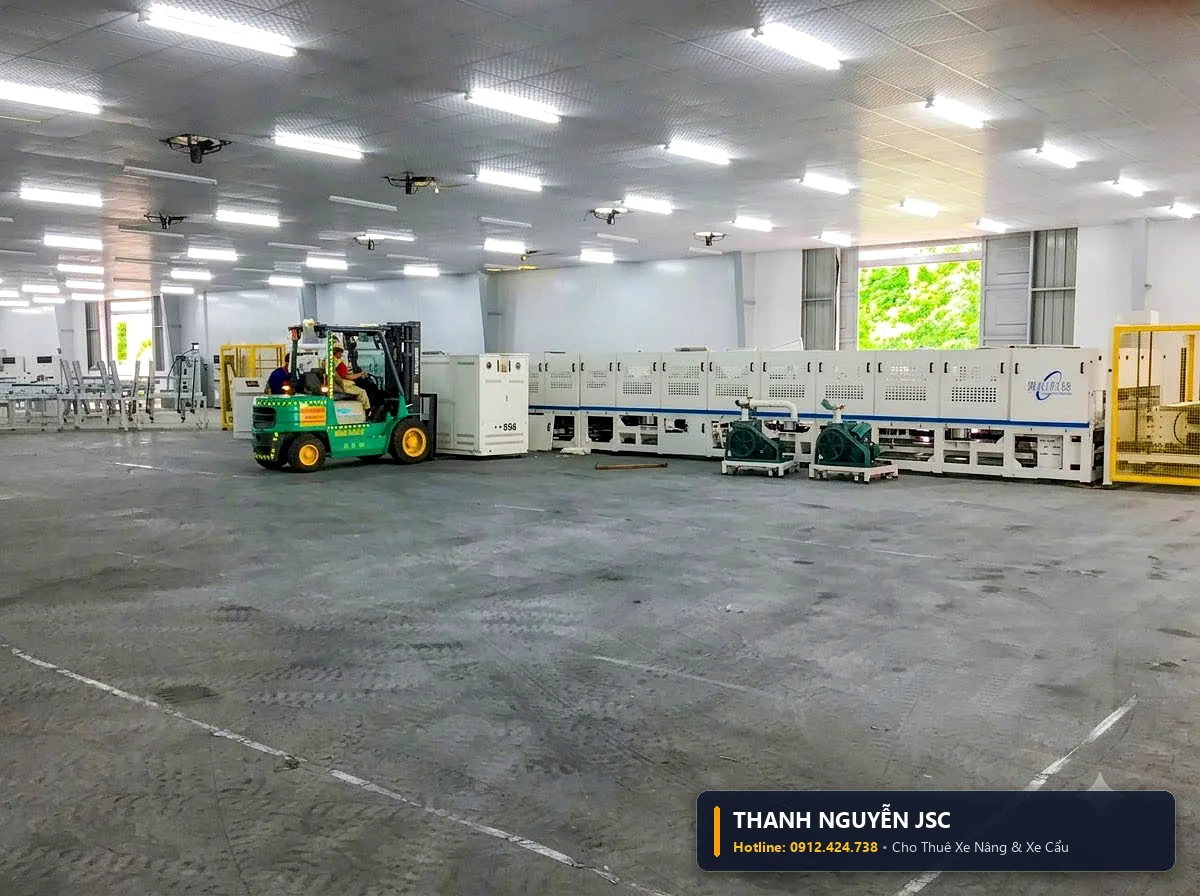 Gian xưởng lắp đặt dây chuyền máy móc công nghệ cao hiện đại với sự phục vụ của xe nâng THÀNH HUY HOÀNG tại Thái Bình