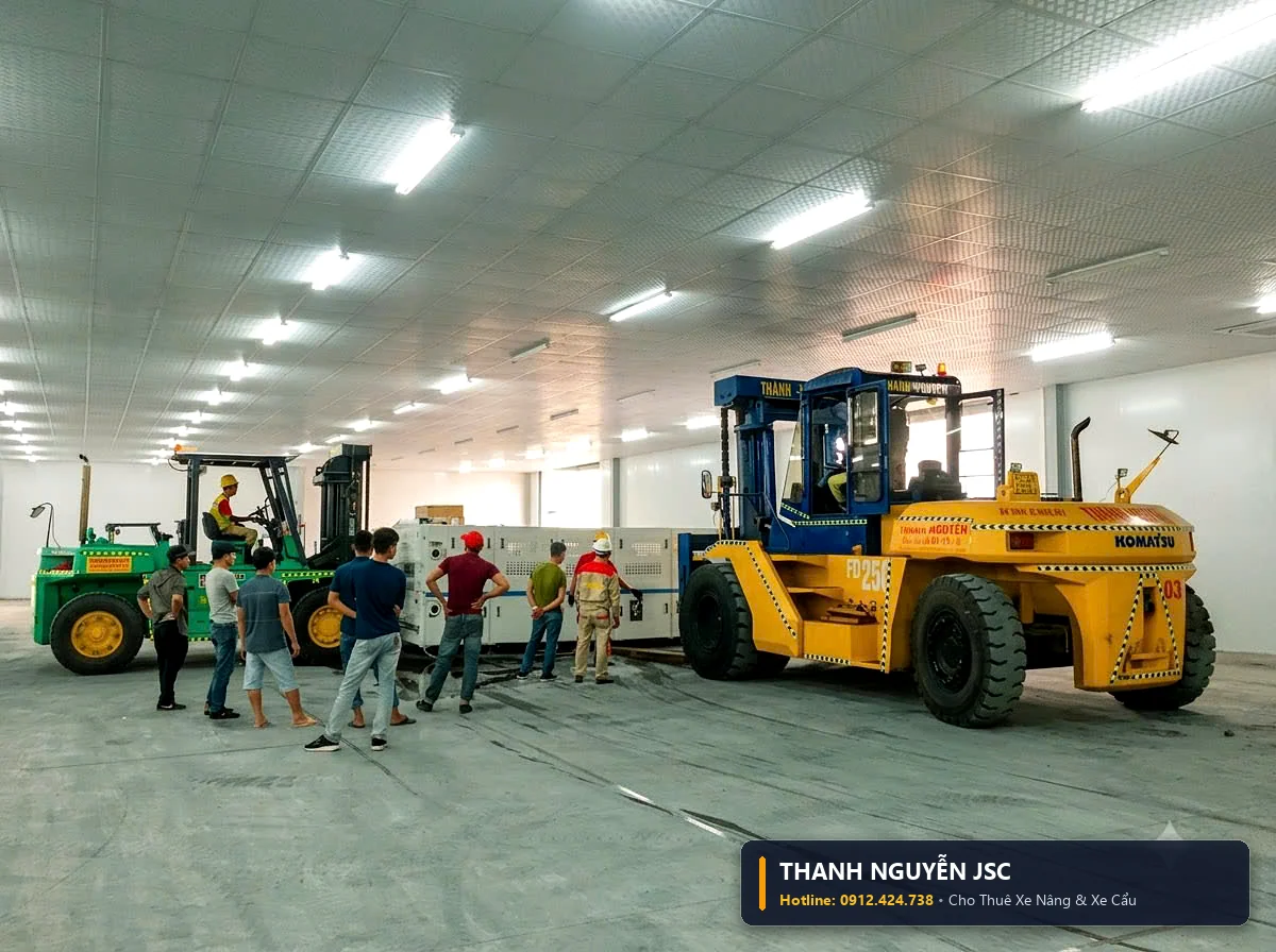 Các kỹ thuật viên và giám sát viên theo sát từng chuyển động của xe nâng 25 tấn Komatsu