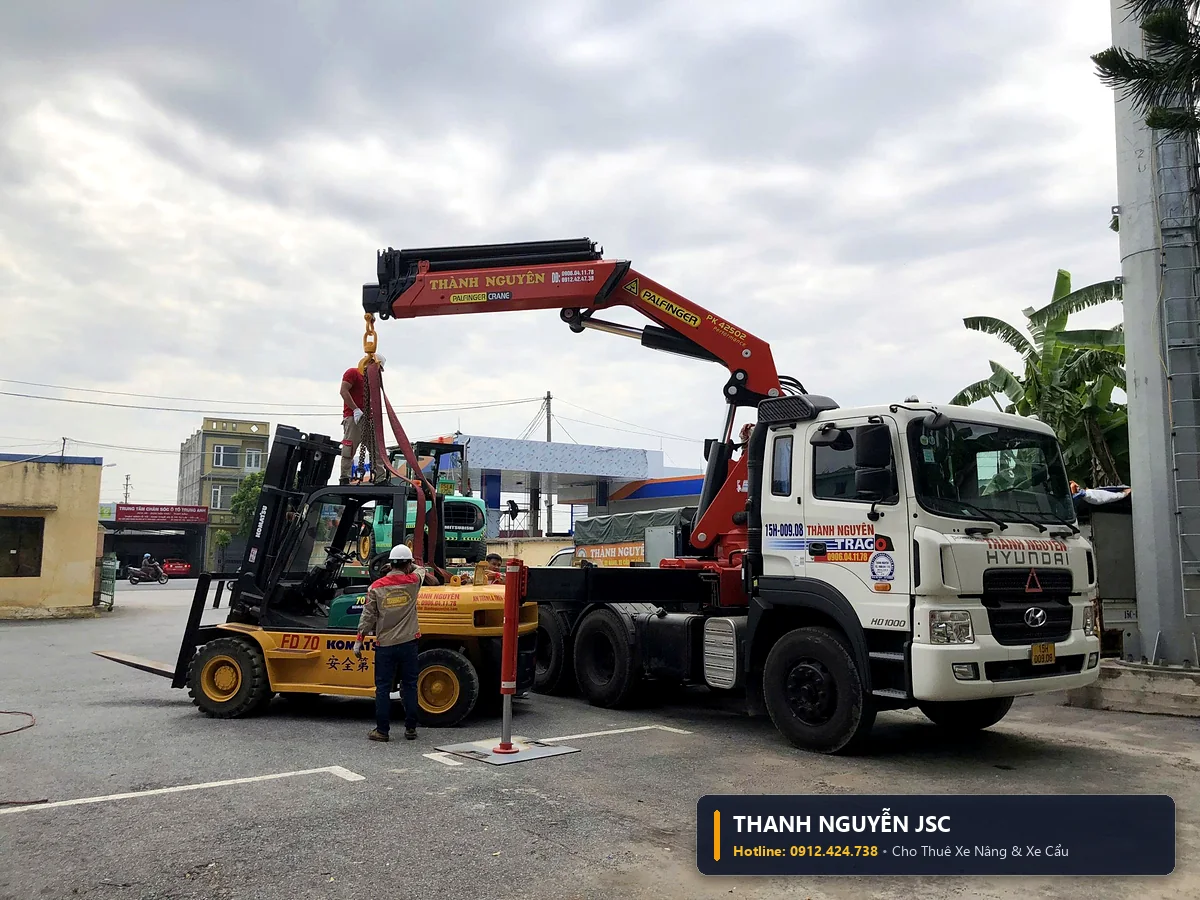 Cho thuê xe cẩu tự hành cần gập Palfinger bốc dỡ xe nâng Komatsu và thiết bị công nghiệp nặng - THÀNH HUY HOÀNG tại Thái Bình
