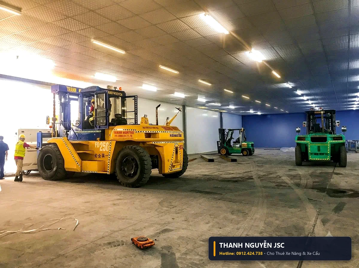 Toàn cảnh nhà xưởng công nghiệp quy mô lớn với dàn xe nâng Komatsu và Mitsubishi của THÀNH HUY HOÀNG tại Thái Bình đang thi công