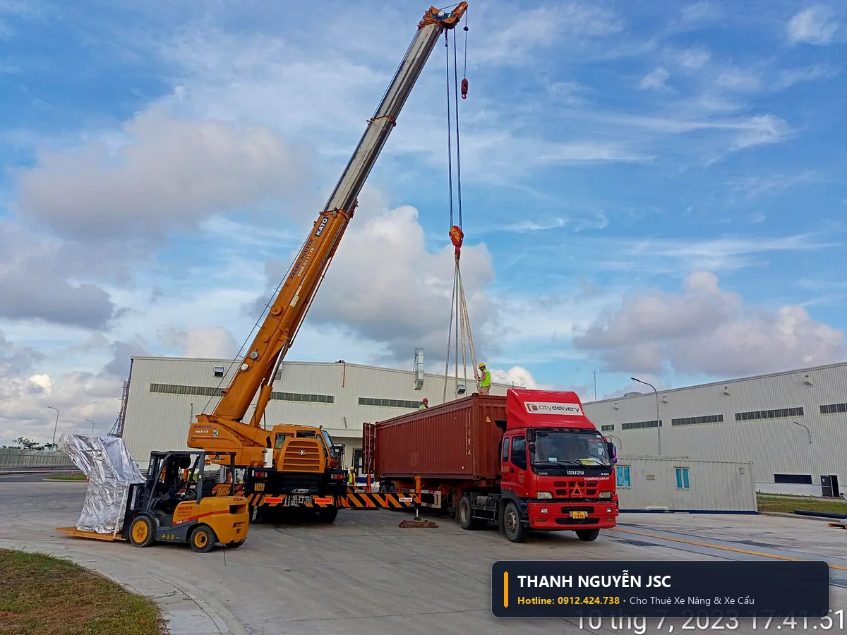 Toàn cảnh xe cẩu 50 tấn Kato hoạt động tại đại công trường dự án KCN trọng điểm - THÀNH HUY HOÀNG tại Thái Bình