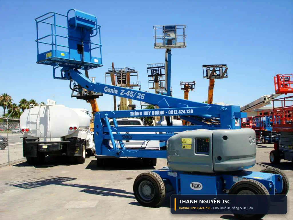 Xe nâng cắt kéo thi công hệ thống PCCC và máng cáp điện - THÀNH HUY HOÀNG tại Thái Bình