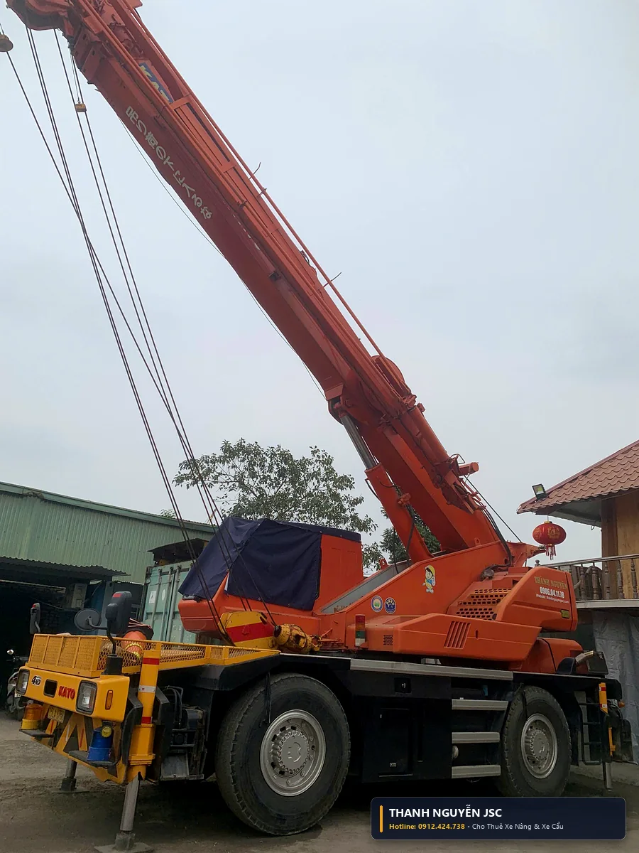 Xe cẩu 25 tấn Kato thực hiện nâng hạ trạm biến áp và máy móc kỹ thuật cao chính xác an toàn