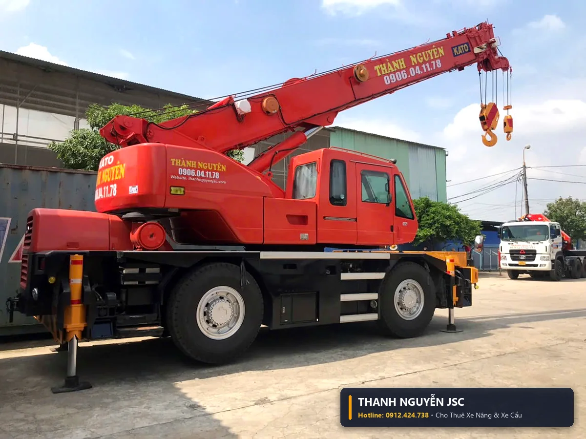 Xe cẩu 25 tấn Kato tại bãi xe Thành Nguyên sẵn sàng xuất phát điều xe nhanh phục vụ các KCN trọng điểm