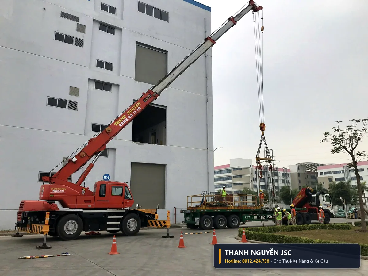 Xe cẩu 25 tấn Kato vươn cần kính thiên văn nâng hạ thiết bị công nghiệp nặng tại hiện trường nhà máy