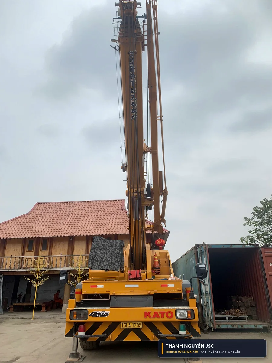 Xe cẩu 50 tấn Kato phối hợp cẩu lắp đặt bồn silo và ống khói công nghiệp tại dự án KCN