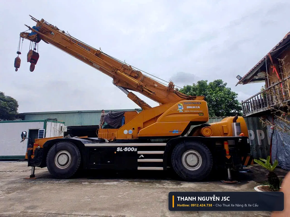 Xe cẩu 50 tấn Kato bánh lốp cơ động, hệ thống thủy lực đời mới tại bãi xe THÀNH HUY HOÀNG tại Thái Bình