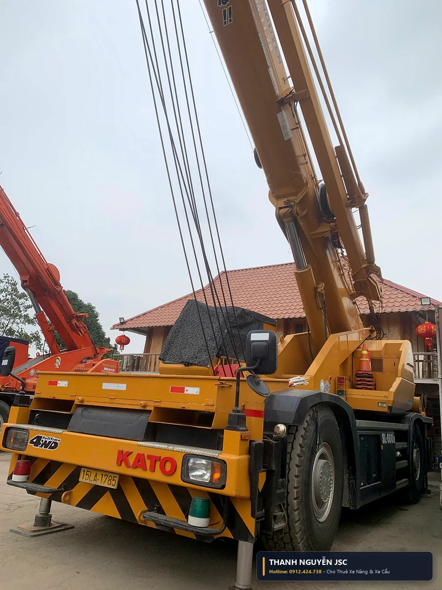 Xe cẩu 50 tấn Kato vươn cần thẳng đứng cẩu hạ thiết bị lên nóc tòa nhà xưởng công nghiệp