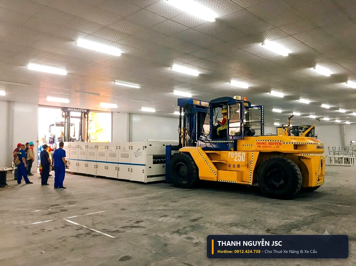 Xe nâng 25 tấn Komatsu nâng bổng cụm kết cấu máy móc dài và nặng di chuyển vững vàng