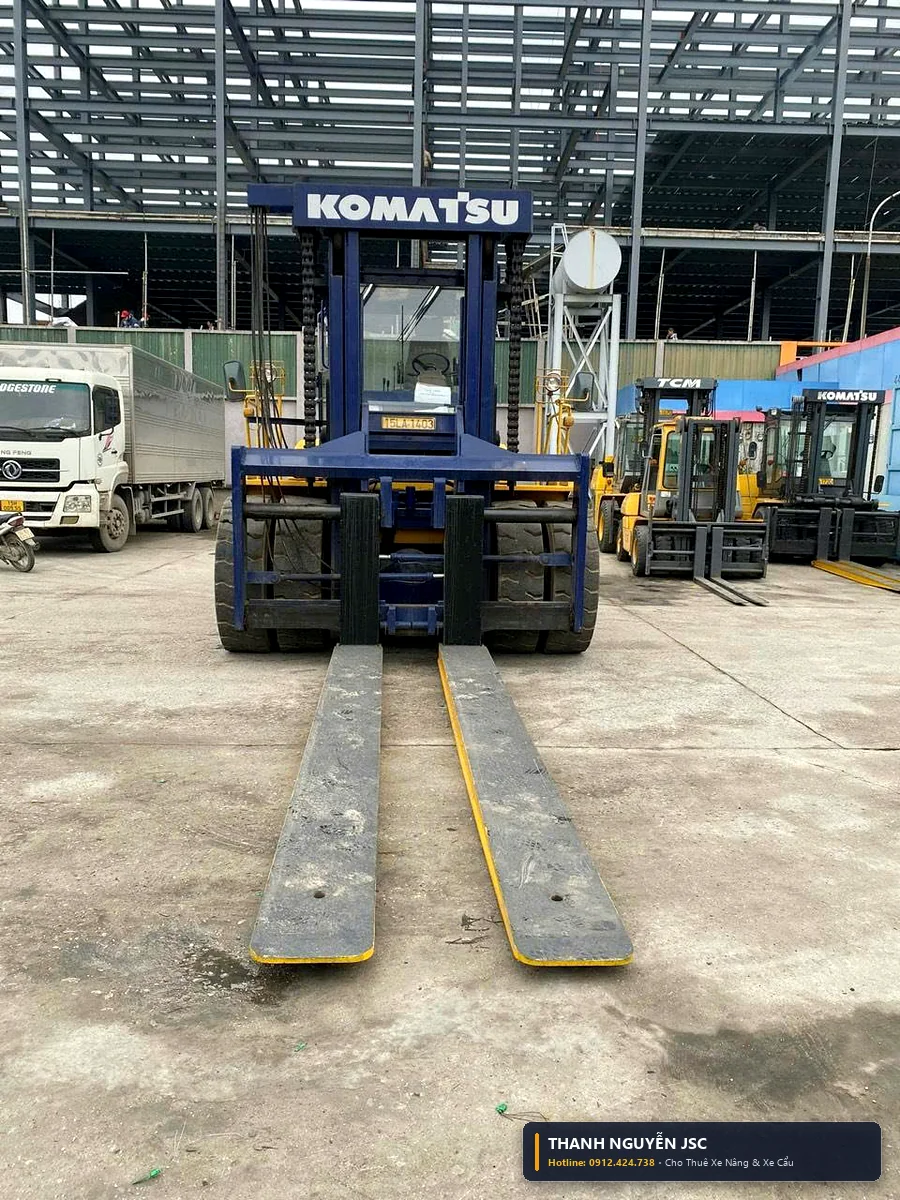 Cặp càng nâng siêu dài chịu tải nặng của xe nâng 25 tấn Komatsu FD250 phục vụ nâng hạ máy xưởng KCN - THÀNH HUY HOÀNG tại Thái Bình