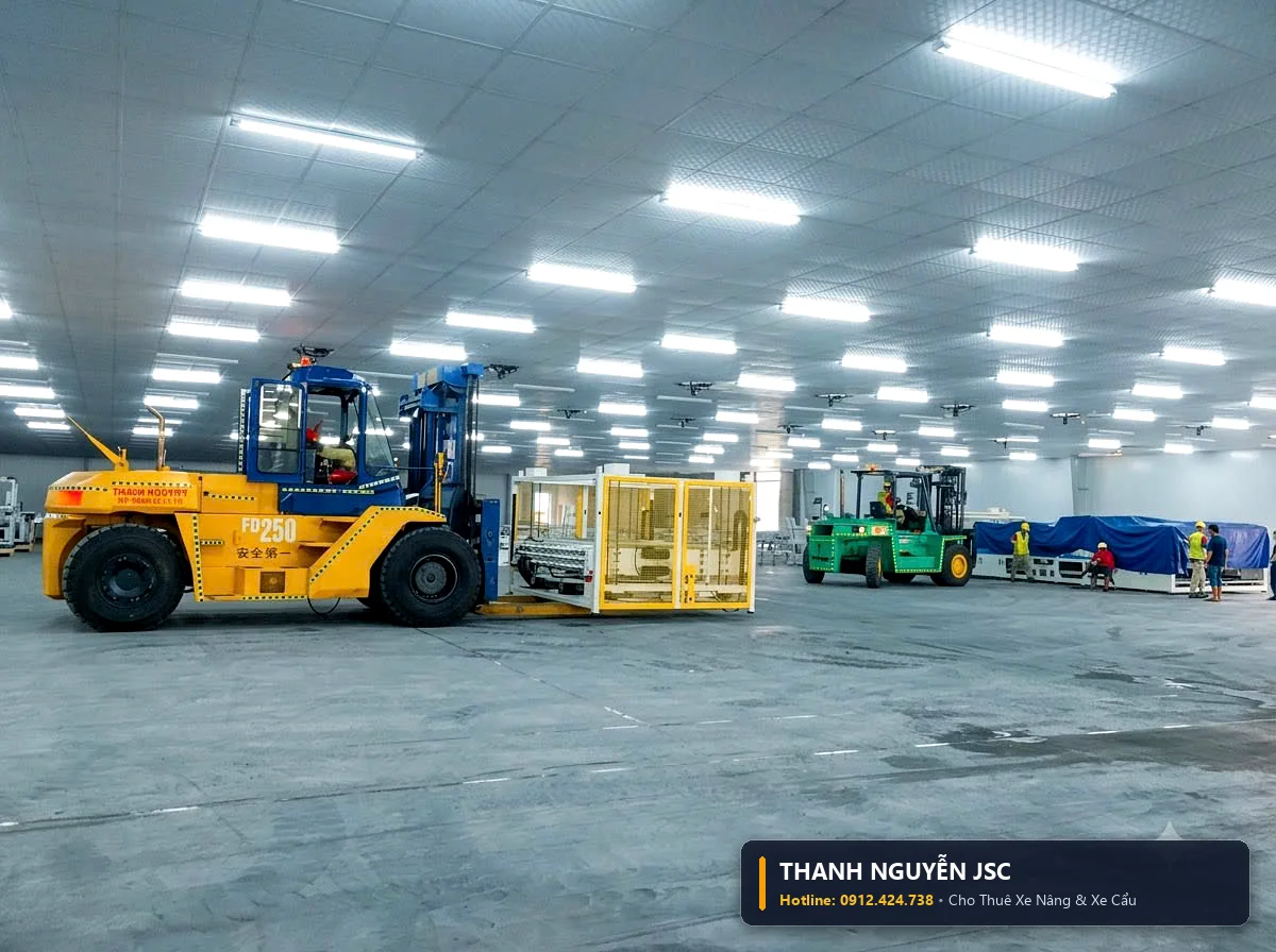 Xe nâng 25 tấn Komatsu FD250 sức nâng cực lớn di chuyển thiết bị công nghiệp nặng trong xưởng