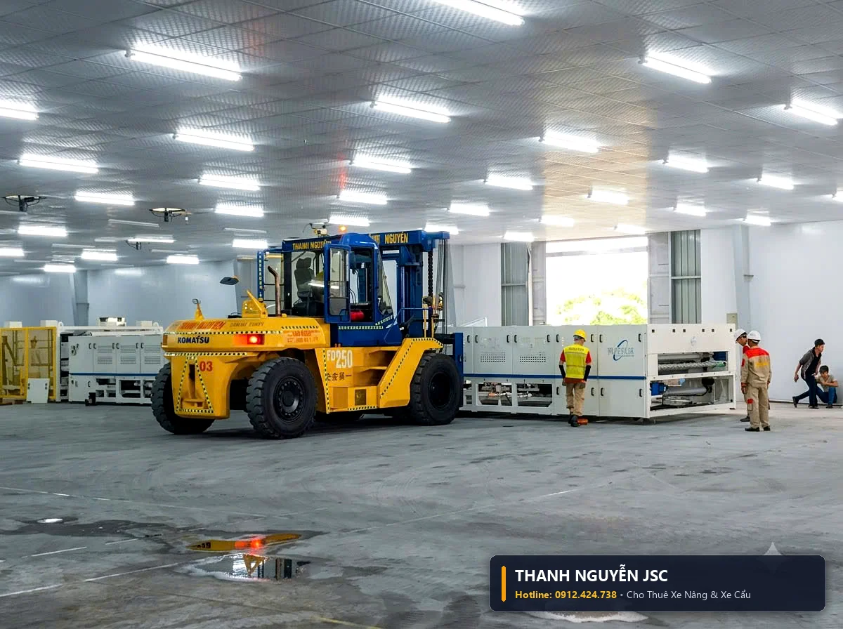 Xe nâng 25 tấn Komatsu chở khối thiết bị công nghiệp dài với sự hỗ trợ của kỹ thuật viên THÀNH HUY HOÀNG tại Thái Bình