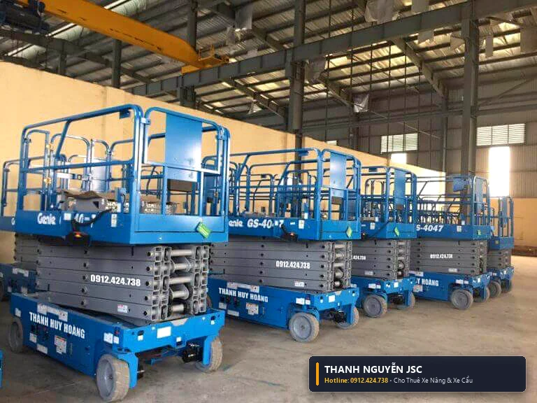 Đội xe nâng cắt kéo làm việc thi công trần xưởng KCN - THÀNH HUY HOÀNG tại Thái Bình