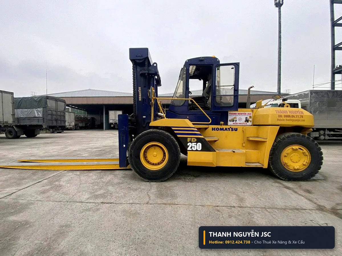 Xe nâng dầu diesel 25 tấn Komatsu FD250 chuyên bốc dỡ và nâng hạ máy móc thiết bị công nghiệp nặng
