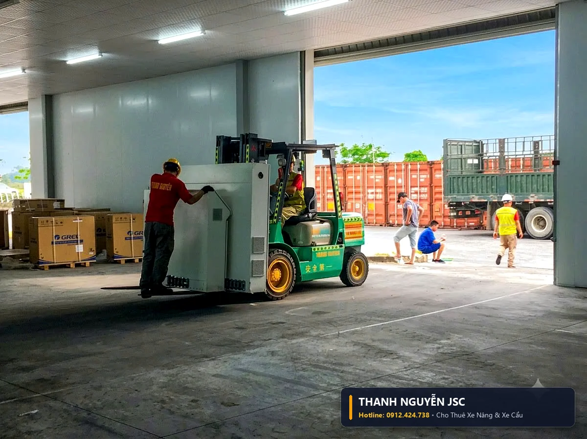 Xe nâng điện đứng lái chuyên dụng rút ruột thùng hàng pallet máy móc từ container ngoài cửa xưởng