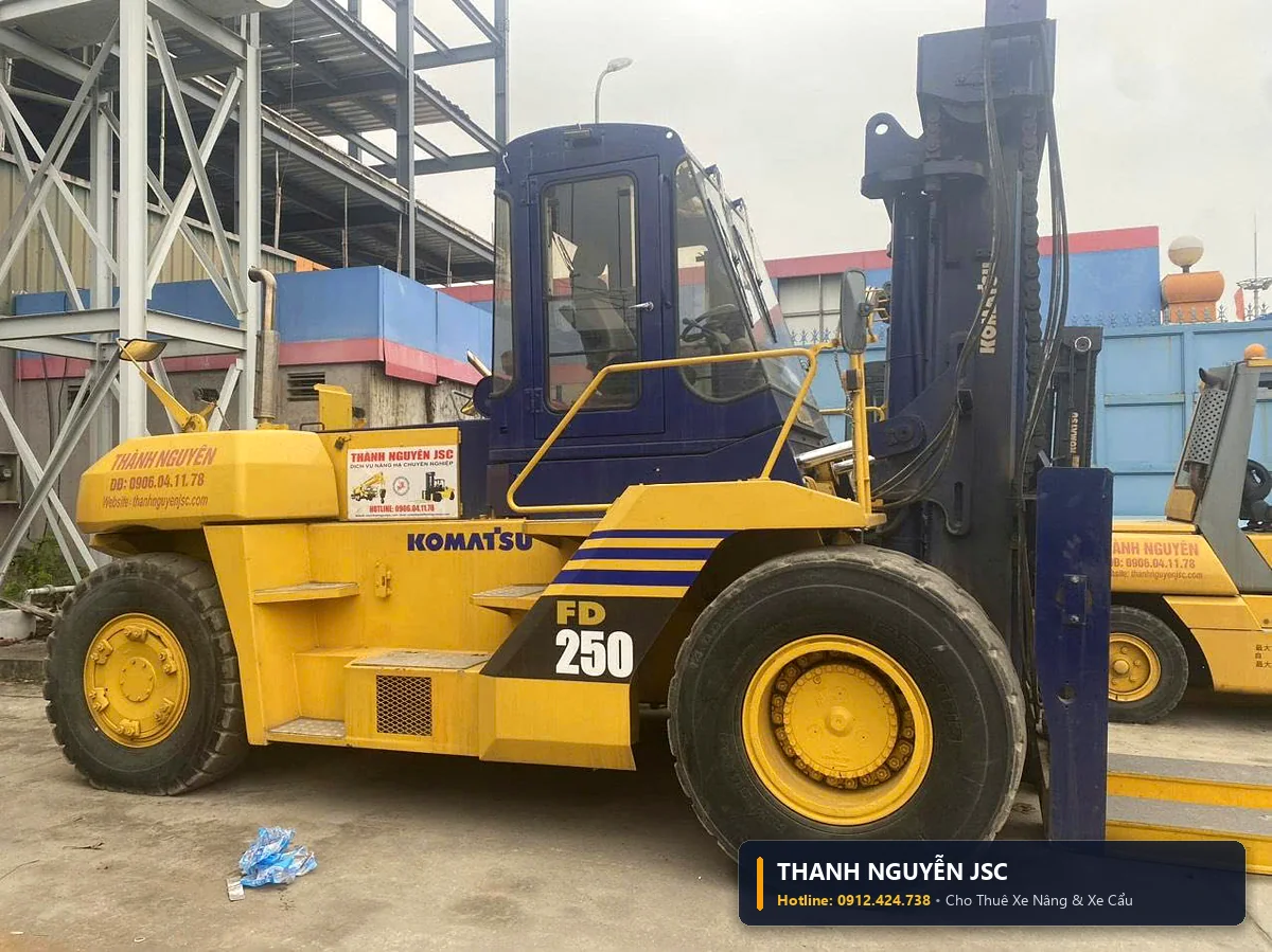 Xe nâng hàng nặng 25 tấn Komatsu FD250 trang bị bánh đặc lốp kép chịu tải siêu trường siêu trọng