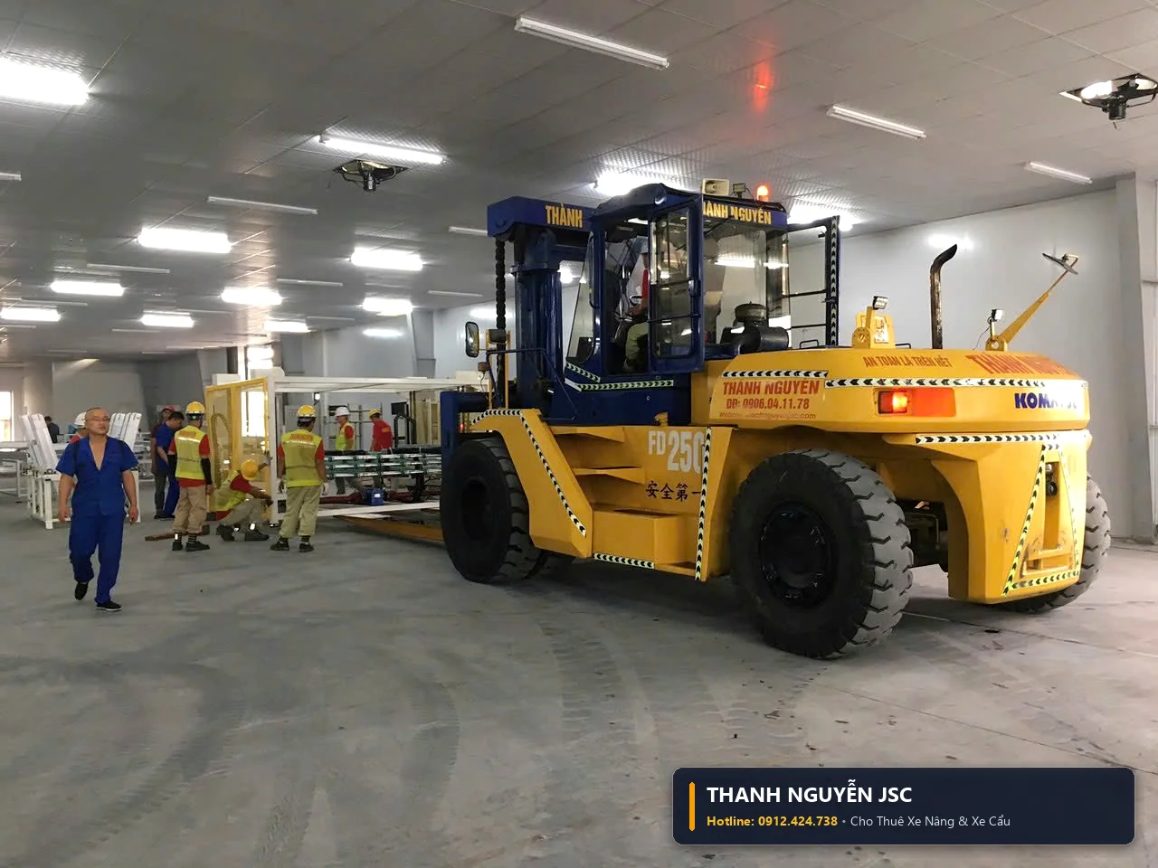 Góc nhìn hoành tráng xe nâng 25 tấn Komatsu FD250 đưa modul máy dài vào dây chuyền lắp ráp