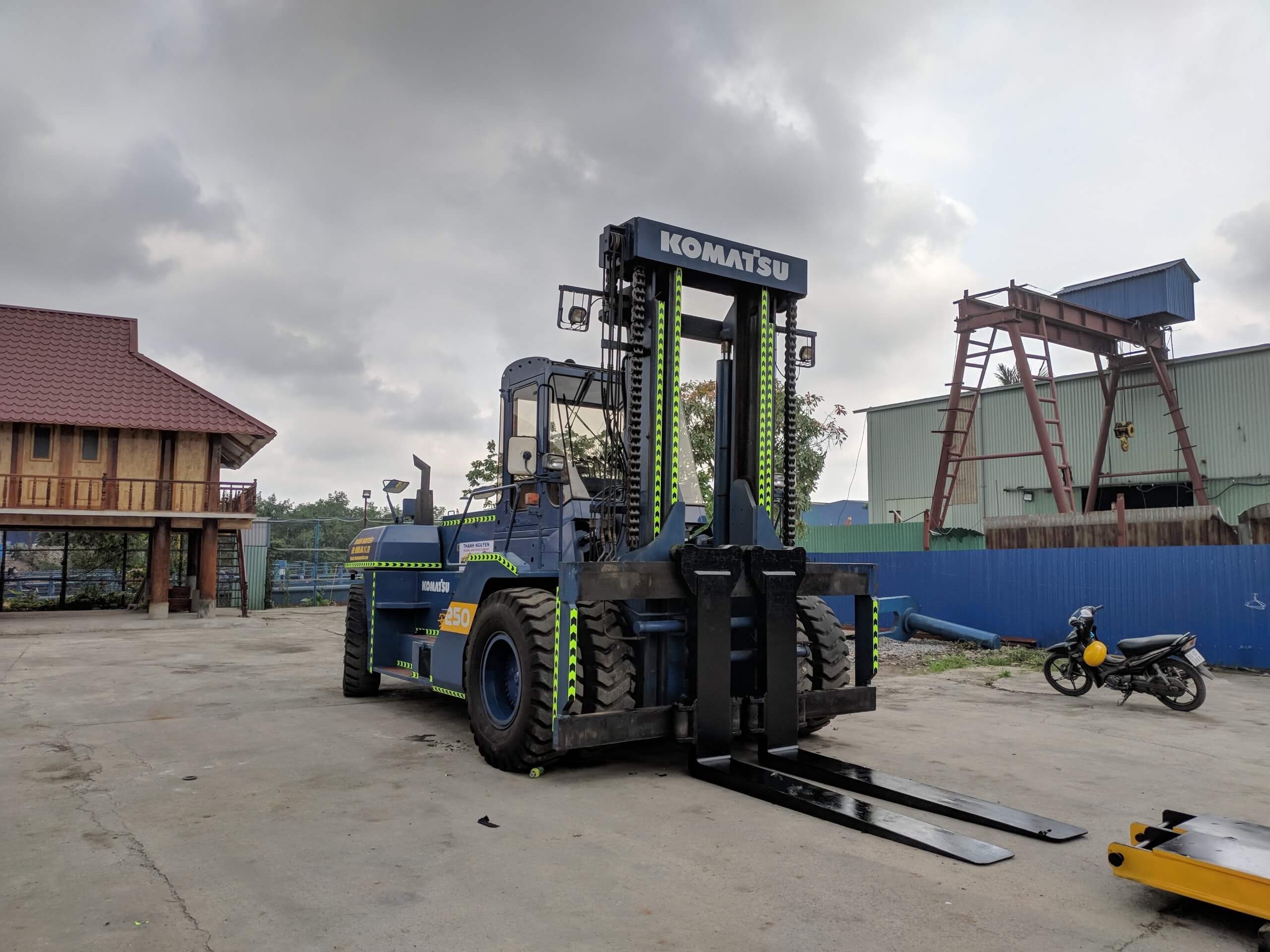 Read more about the article Xe nâng FD250- KOMATSU trọng tải xe nâng hàng 25 tấn