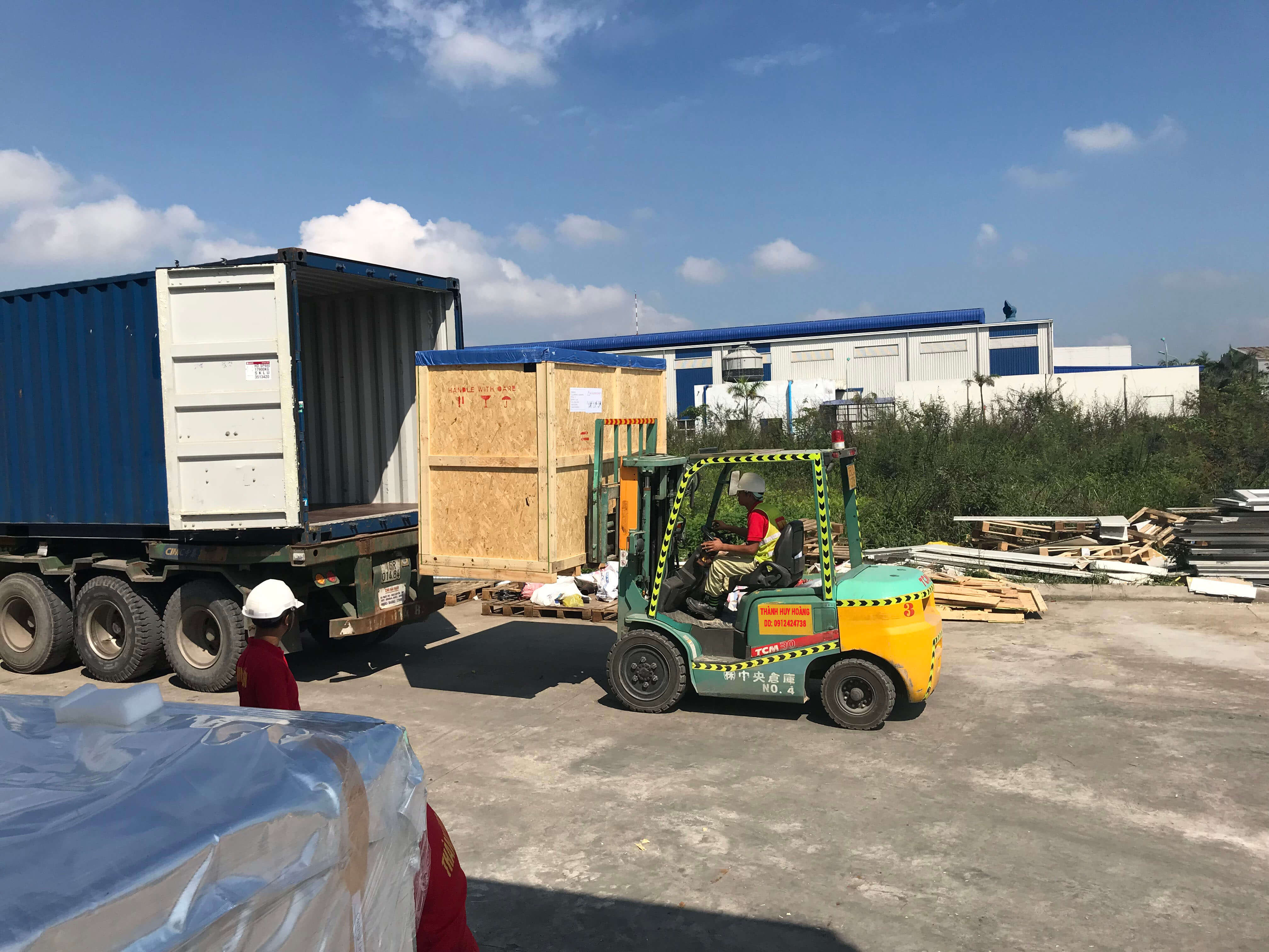 Xe nâng chui container tại Thái Bình