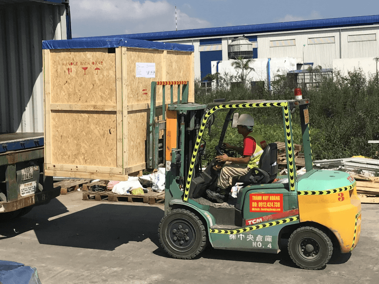 Xe nâng chui container tại Thái Bình