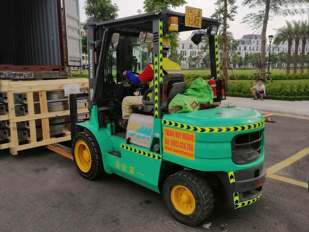 Cho thuê xe nâng hàng chui container tại KCN Tiền Hải, Thái Bình