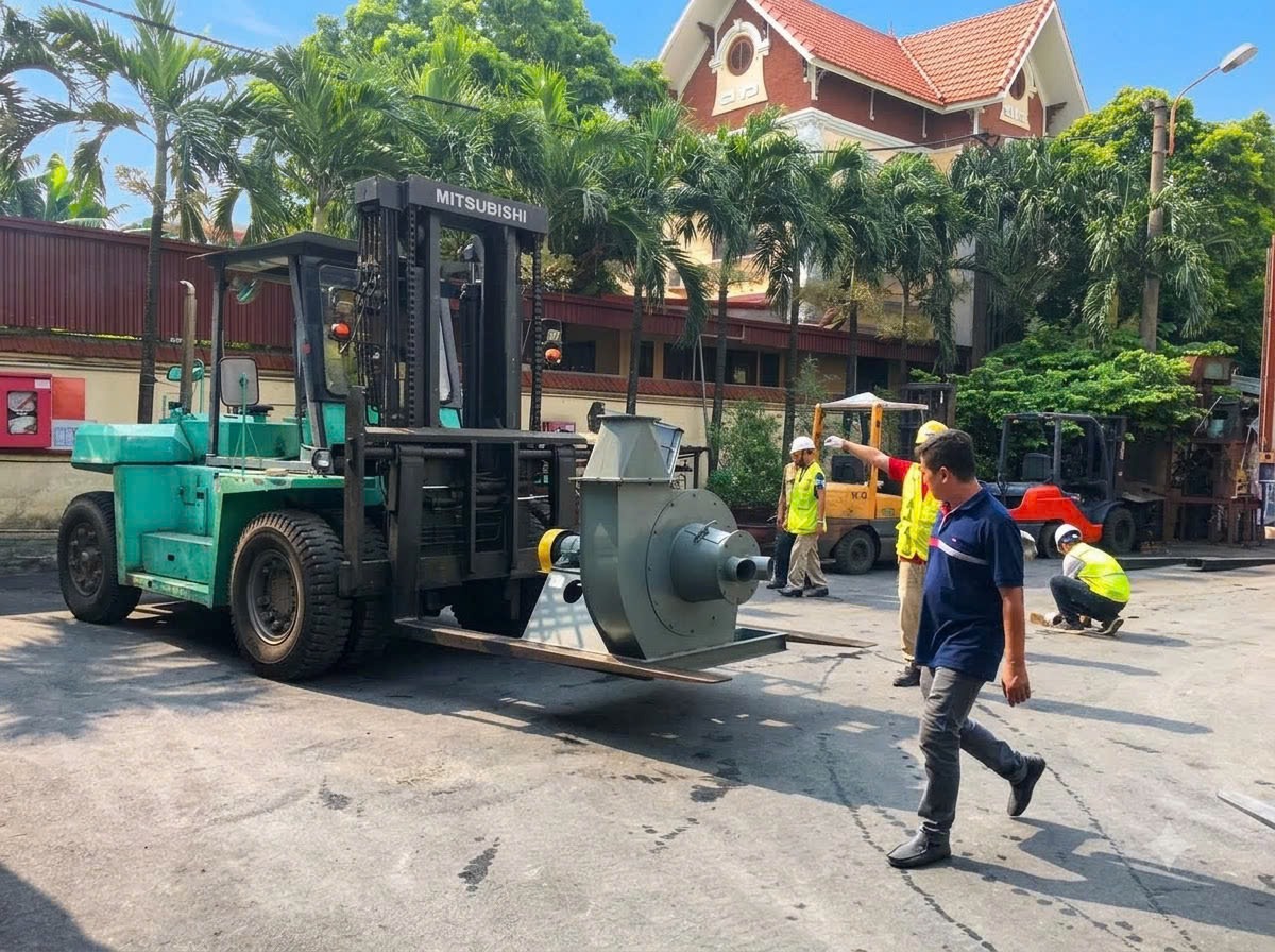 Xe nâng người cắt kéo làm việc trên cao tại nhà xưởng KCN Sông Trà Thái Bình