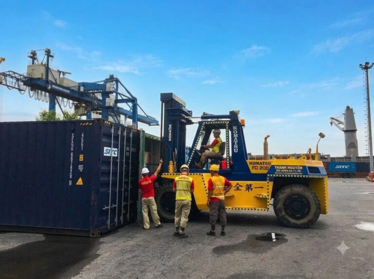 Dịch Vụ Rút Cont 40ft Cảng Biển & Uncrating Lắp Đặt Máy Cơ Khí Bằng Xe Nâng 20 Tấn KCN Liên Hà Thái