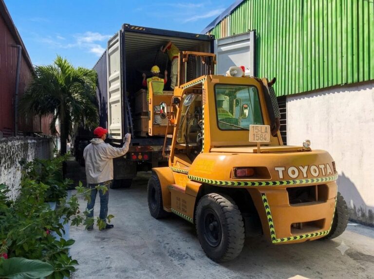 Rút Ruột Container 40ft & Định Vị Bệ Móng Máy Ép Nhựa Công Nghiệp Xe Nâng Toyota 7T Tại KCN Tiền Hải – Thái Bình