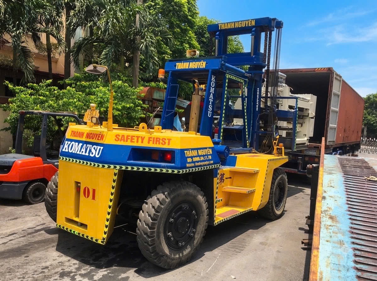 Rút ruột container bằng xe nâng hàng chuyên dụng tại KCN Cầu Nghìn Thái Bình