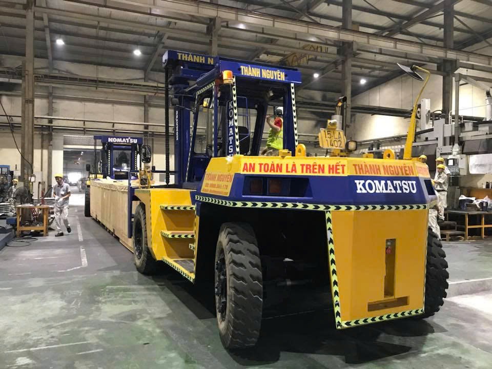 xe nâng Komatsu FD250 dẫn đầu đưa máy qua cửa cuốn xưởng cơ khí chính xác tại KCN Tiền Hải Thái Bình