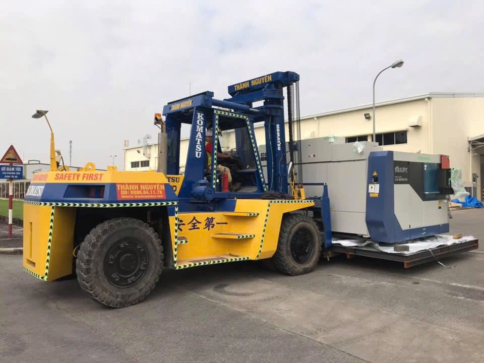đội ngũ kỹ sư dùng kích thủy lực Masada và rùa con lăn hạ đặt máy CNC Makino PS105 vào bệ móng tại KCN Tiền Hải Thái Bình