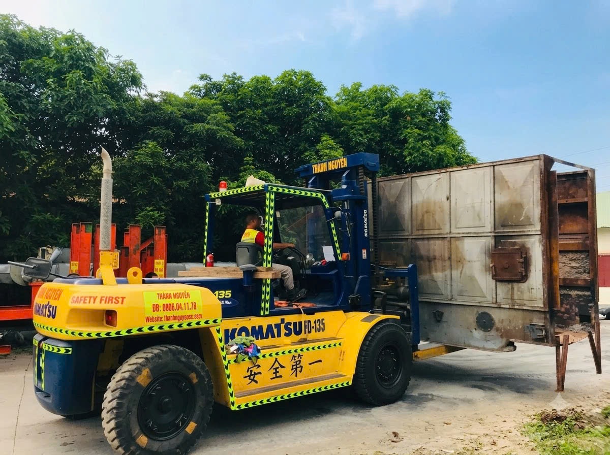 xe nâng Komatsu FD-135 đưa cụm lò nhiệt vào nhà xưởng kết cấu thép tiền chế tại KCN Tiền Hải Thái Bình - THÀNH HUY HOÀNG