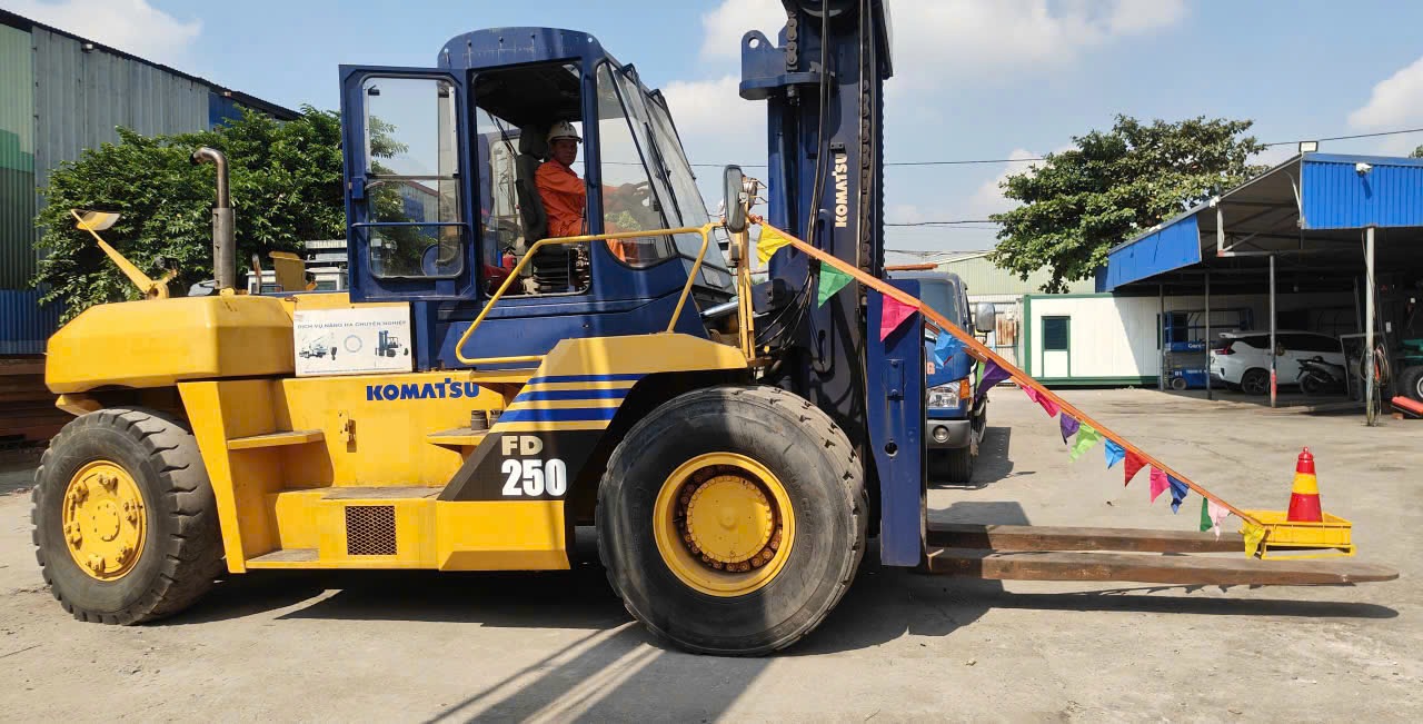 xe nâng Komatsu 25 tấn bánh đôi mỏ càng dài trang bị giá bảo hiểm an toàn tại KCN Liên Hà Thái Thái Bình - THÀNH HUY HOÀNG