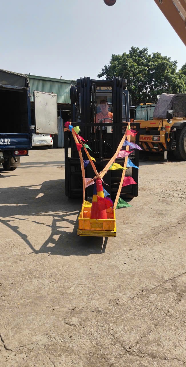 xe nâng hạng nặng TCM 16 tấn mỏ càng dài gắn cọc tiêu phản quang tại KCN Liên Hà Thái Thái Bình - THÀNH HUY HOÀNG