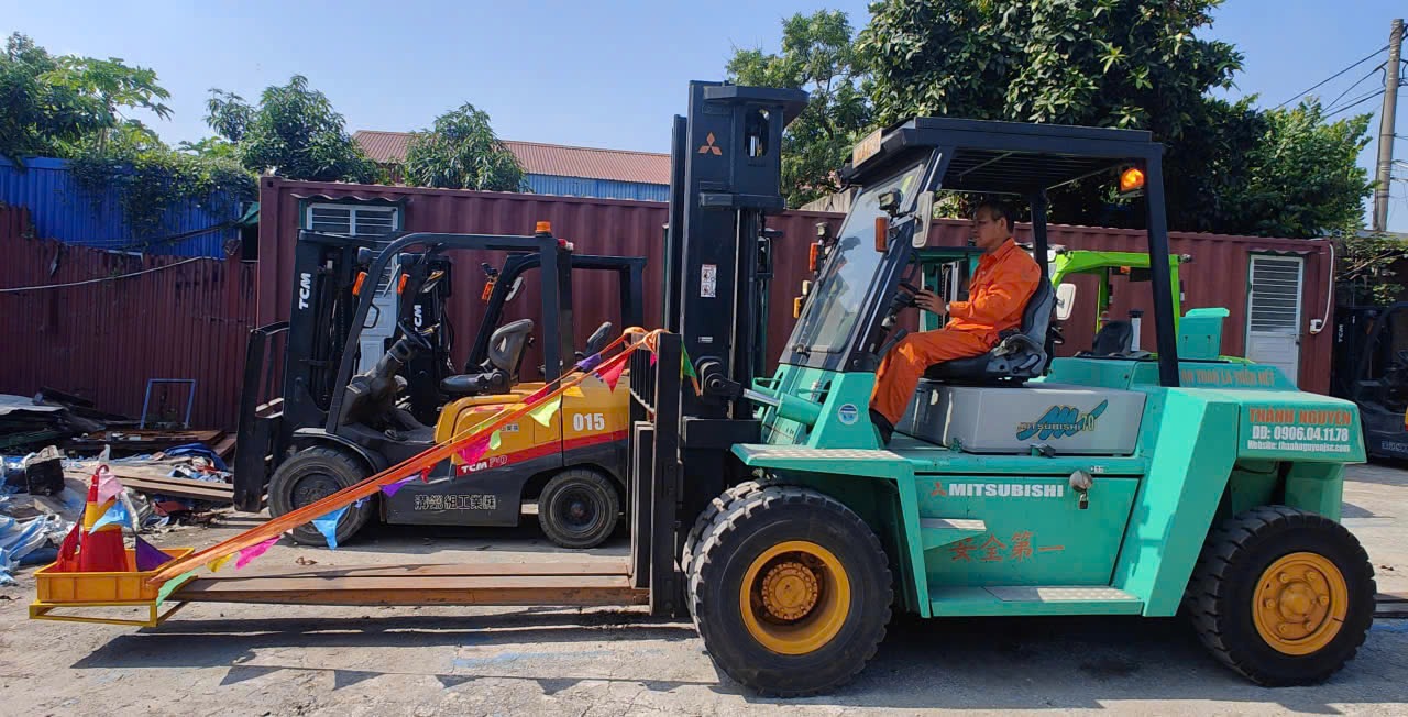 xe nâng Mitsubishi 7 tấn mỏ càng dài gắn giá an toàn phản quang tại KCN Liên Hà Thái Thái Bình - THÀNH HUY HOÀNG