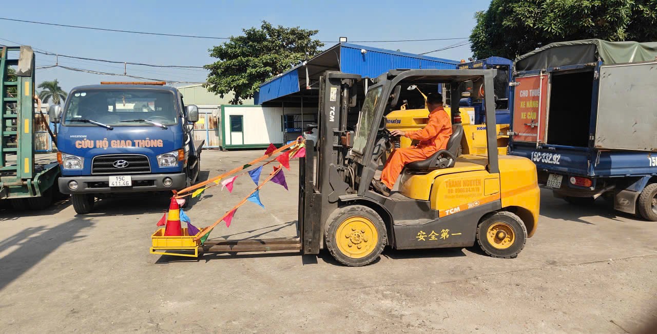 xe nâng TCM 3 tấn gắn biển An Toàn Là Trên Hết trang bị cọc tiêu bảo vệ tại KCN Liên Hà Thái Thái Bình - THÀNH HUY HOÀNG