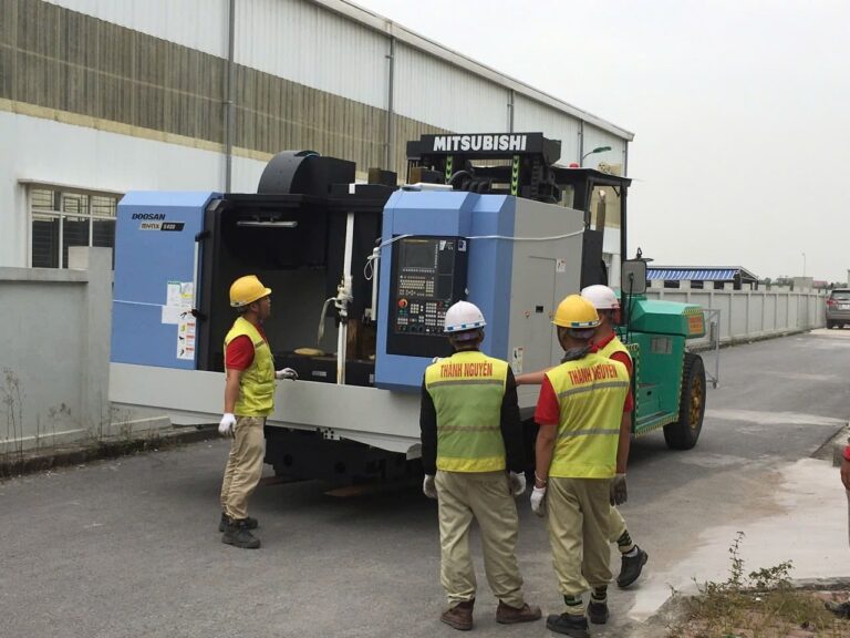 Nhật Ký Thi Công: Bốc Dỡ Container Mooc Lùn & Hạ Đặt Cụm Máy Tiện CNC DOOSAN Tại KCN Tiền Hải – Thái Bình