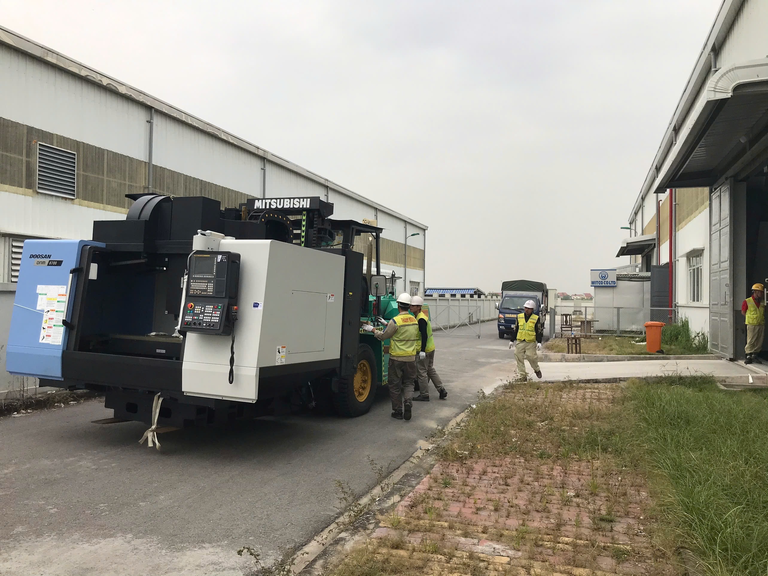 xe nâng Mitsubishi 11.5 tấn vận chuyển máy tiện CNC DOOSAN trên đường nội bộ KCN tại KCN Tiền Hải Thái Bình - THÀNH HUY HOÀNG