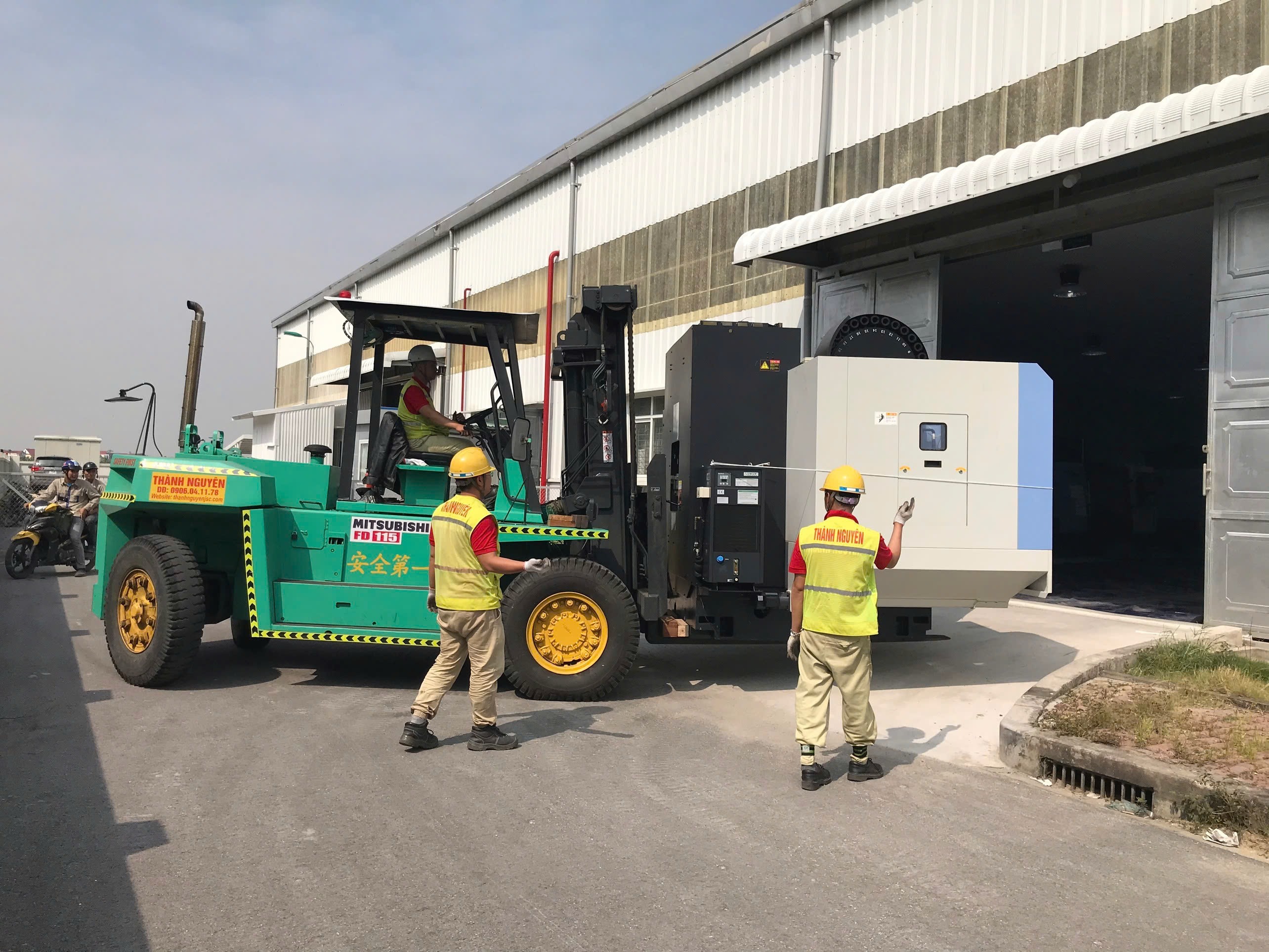 xe nâng hạ thấp khung nâng luồn máy tiện CNC DOOSAN qua cửa cuốn vào xưởng tại KCN Tiền Hải Thái Bình - THÀNH HUY HOÀNG