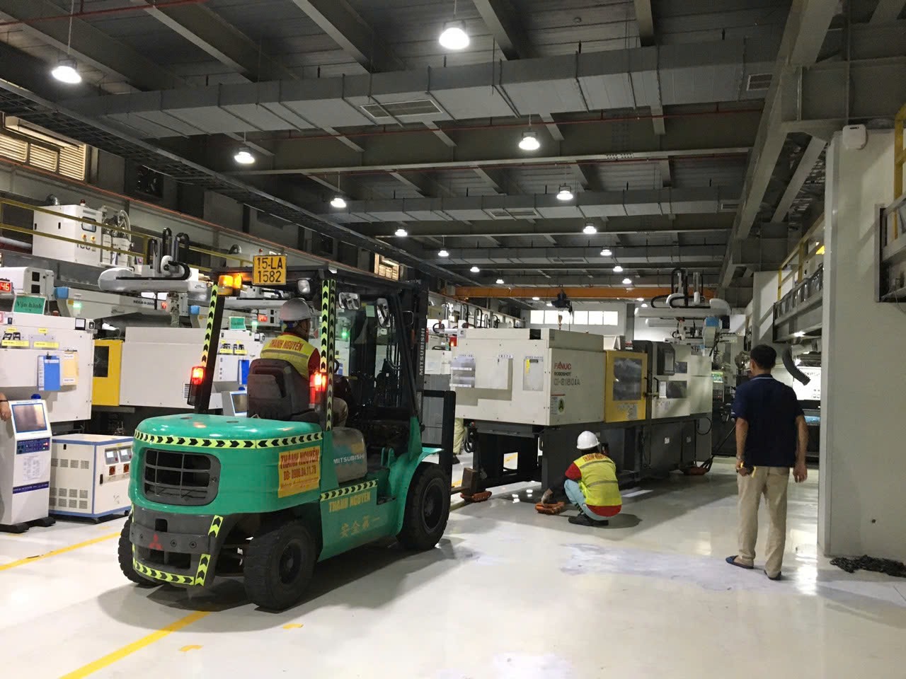 THÀNH HUY HOÀNG xe nâng bốc dỡ thân máy từ rơ moóc tại KCN Tiền Hải Thái Bình THÀNH HUY HOÀNG xe nâng bốc dỡ thân máy từ rơ moóc tại KCN Tiền Hải Thái Bình