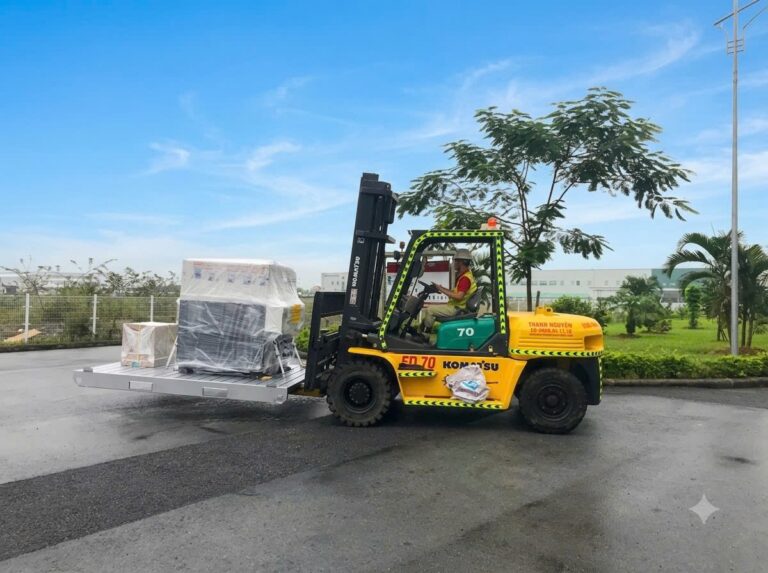 Xe Nâng Komatsu 5T Bốc Dỡ Kiện Gỗ Máy Dệt & Trung Chuyển Vào Xưởng KCN Phúc Khánh Thái Bình 2026